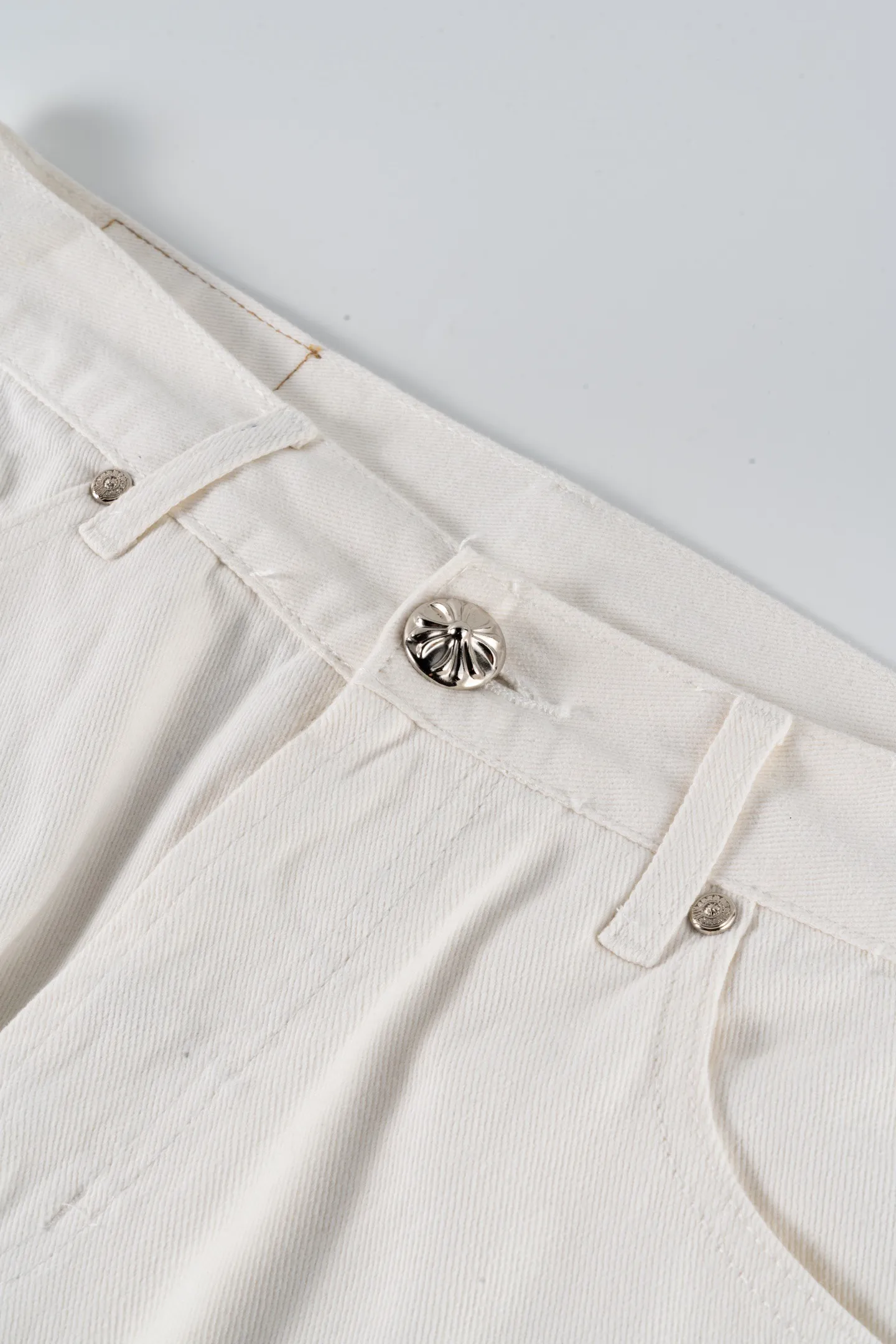 P220  跑量款） Chrome Hearts24SS 英伦限定 白拼苹果绿贴皮拼斑马牛仔裤- 克罗心里面颜色最能打的裤子啦啦啦 采用珠帆布面料，重工水洗使面料上身更有质感，裤型挺拔！ The three-dimensional cutting of the whole trousers is a masterpiece! The hardware is customized by zp. The beaded canvas fabric is thick and soft after being washed. It has good breathability. Customized small leather label. Unique design. The details are simple and elegant, and the workmanship is exquisite. The whole trousers are neatly routed and the details are in place! It’s so cool that both men and women can easily control the genderless trend! Style number: 1640# Color: white green Size: 28 30 32 34